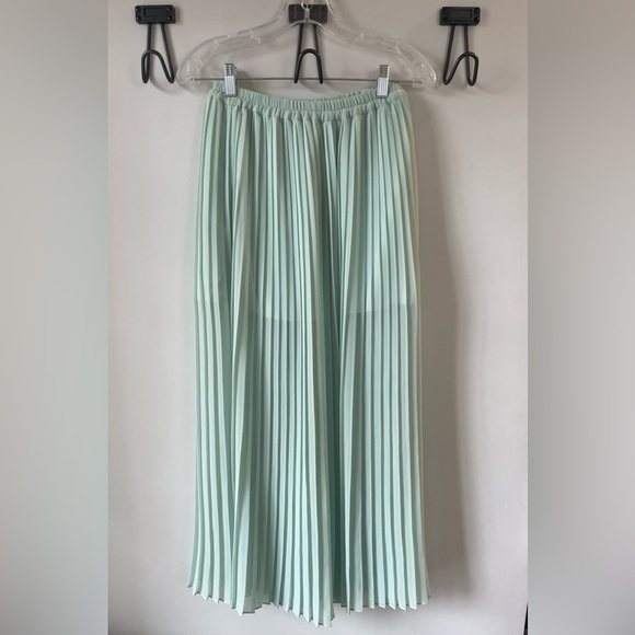 Victoria’s Secret, wmn size 2, stretch waist mint green pleated sheer maxi skirt - Picture 2 of 5